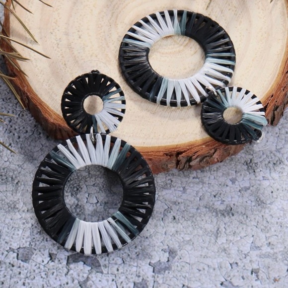 ❤️Black and White Ombre Round Drop Earrings - Picture 1 of 6